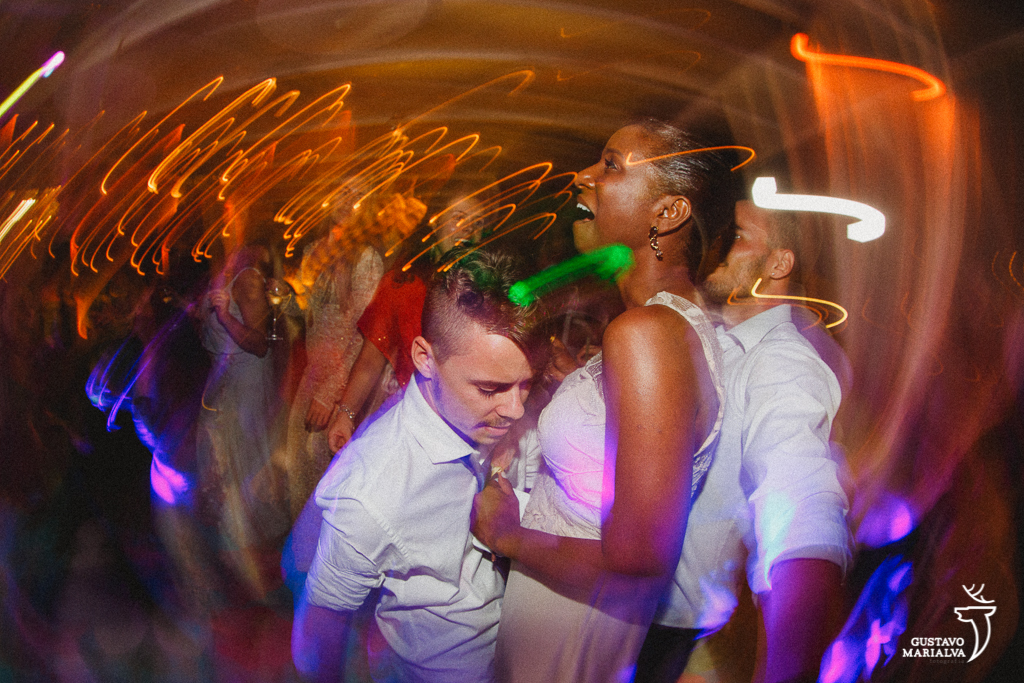 convidados dançando na festa de casamento
