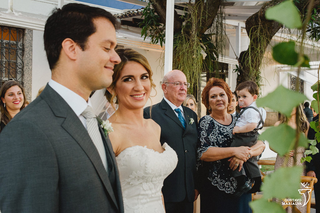 noiva olhando para o noivo durante a cerimônia de casamento