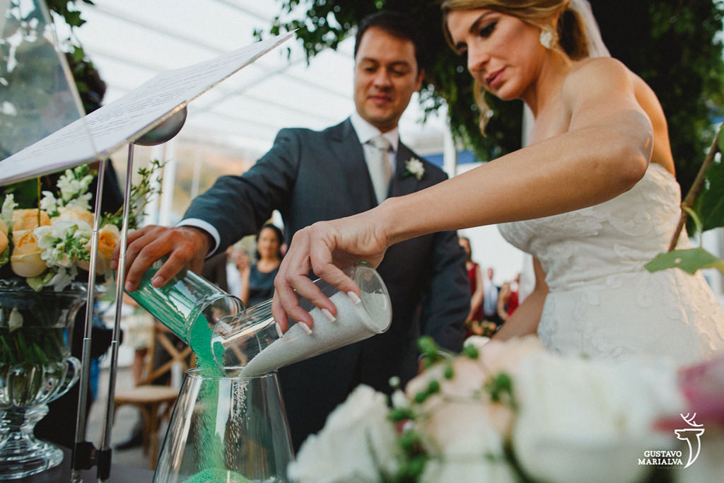 noivos fazendo a cerimônia da área durante a cerimônia de casamento