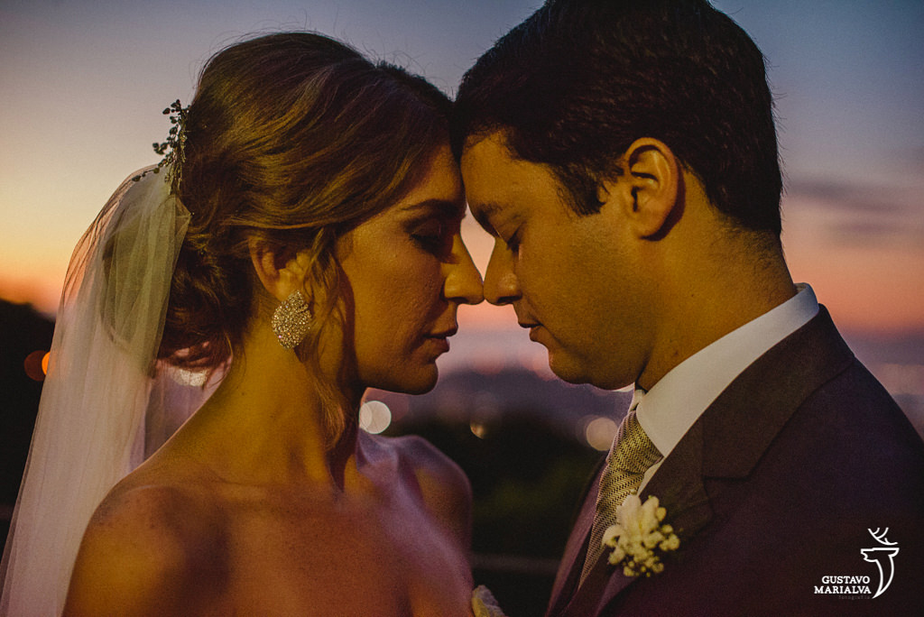 noivos se beijando no por do sol