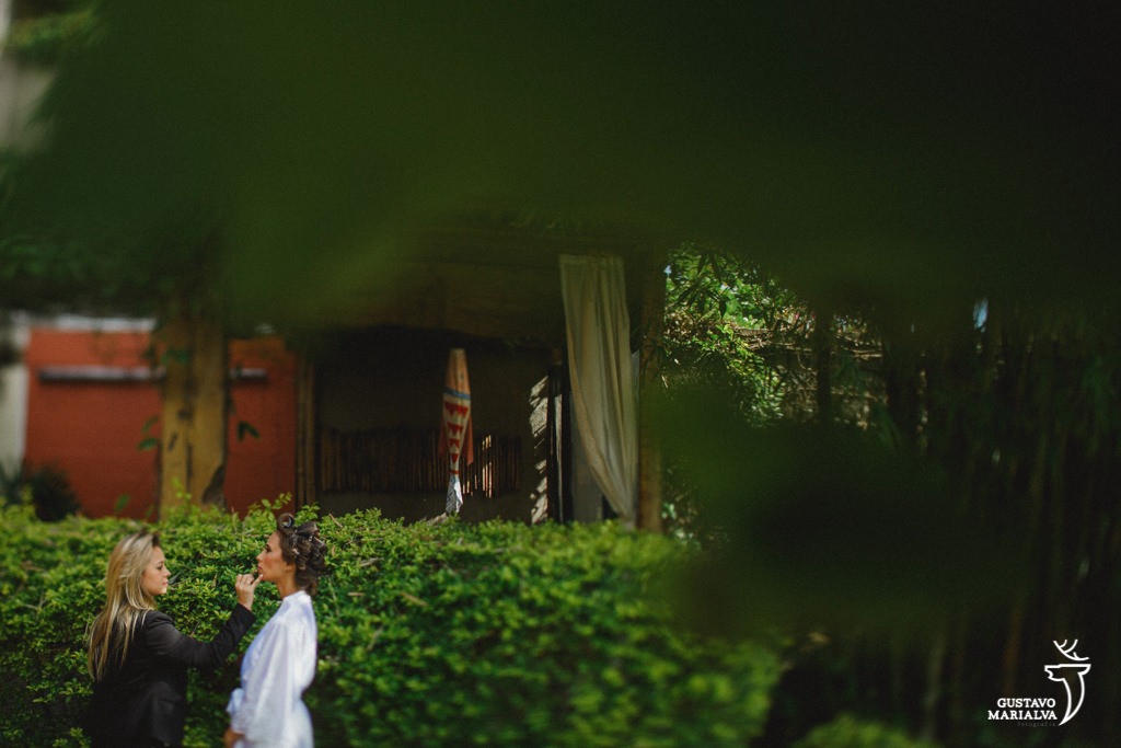 noiva passando batom no making of do casamento