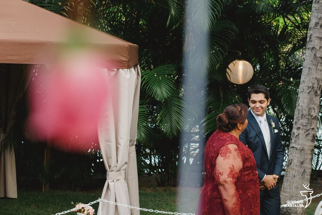 noivo sorrindo com a mãe na cerimônia de casamento