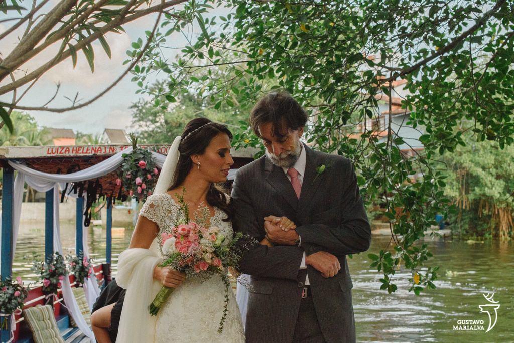 noiva e pai emocionados na cerimônia de casamento