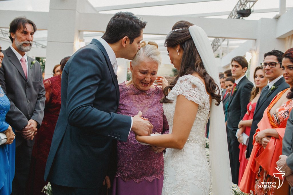 avó chorando e entrando com as alianças na cerimônia de casamento