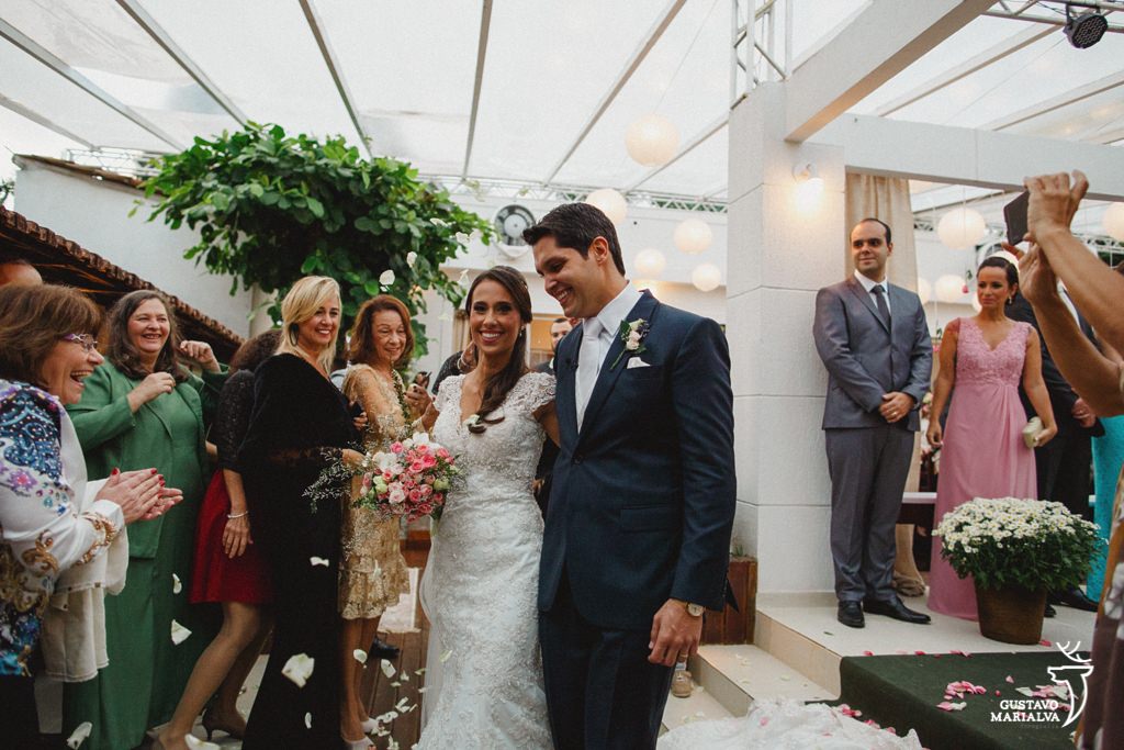 noivos sorrindo na saída da cerimônia de casamento