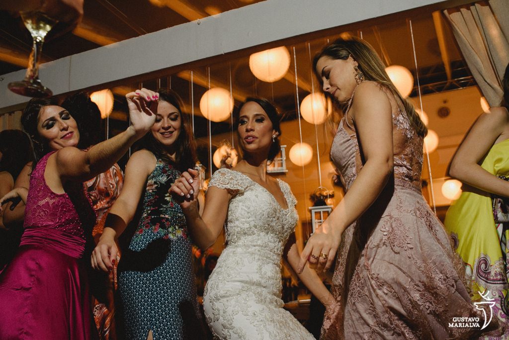 noiva e amigas rebolando até o chão