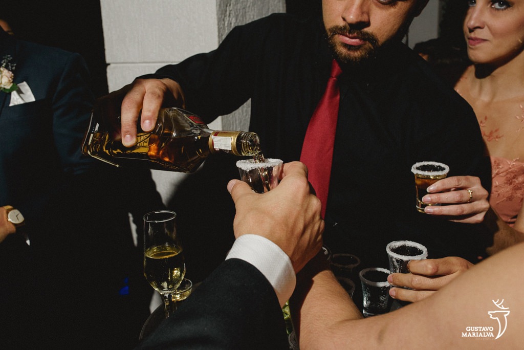 garçom servindo tequila na festa de casamento