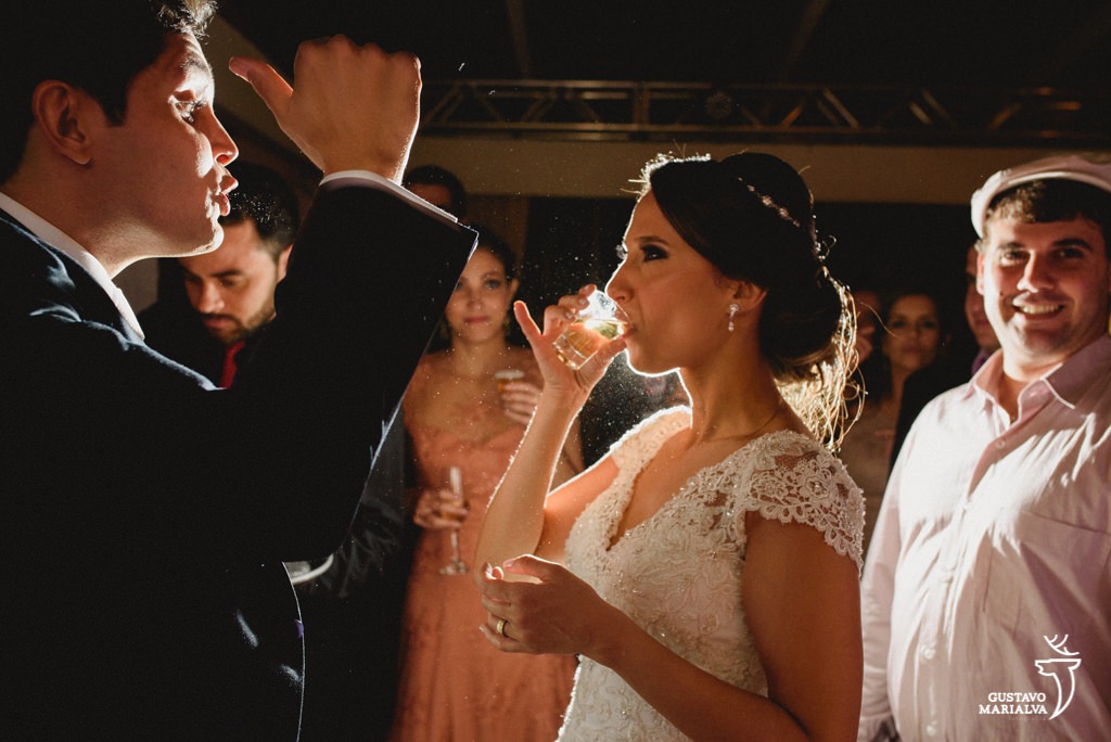 noiva tomando tequila na festa de casamento