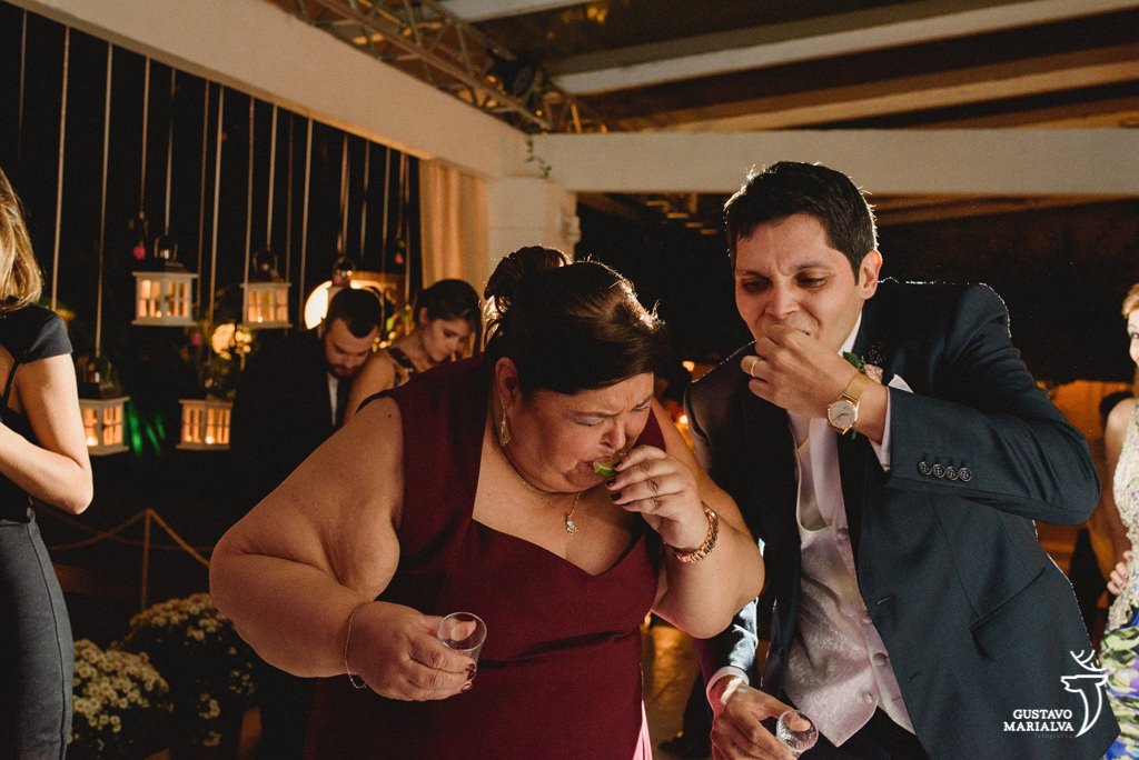 noivo e mãe tomando tequila na festa de casamento