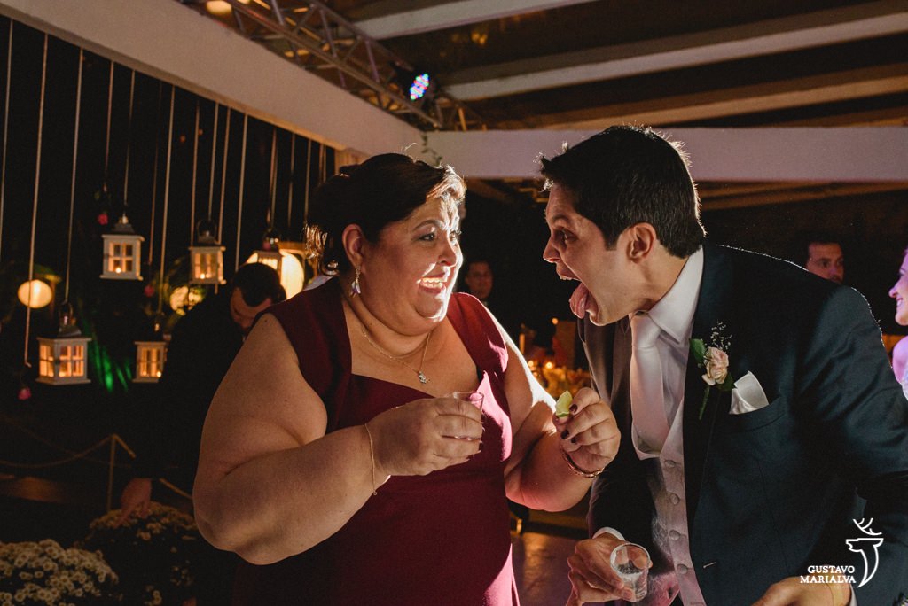 noivo e mãe tomando tequila na festa de casamento