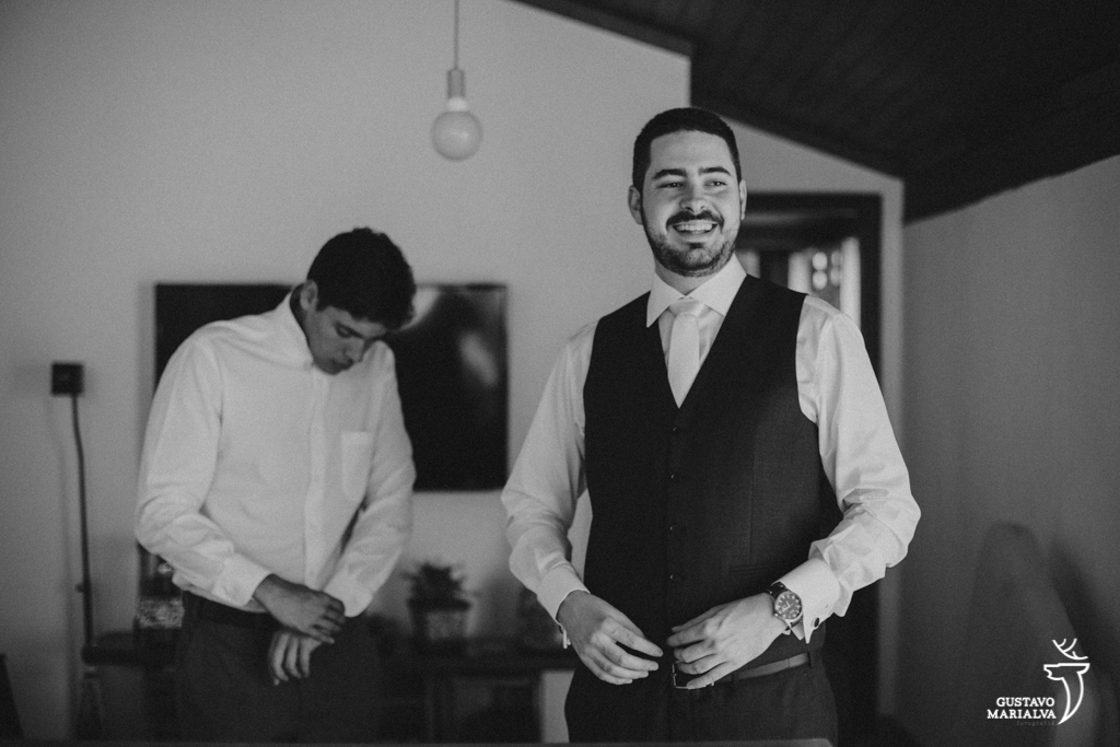 noivo sorrindo durante o making of do casamento
