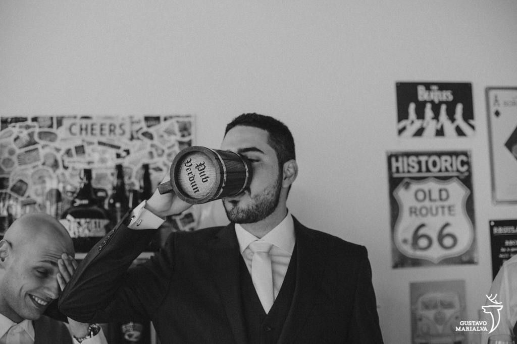 noivo bebendo cerveja durante o making of do casamento