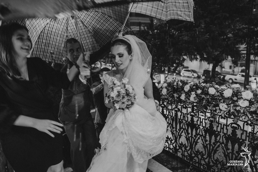 noiva entrando na cerimônia de casamento com guarda-chuva