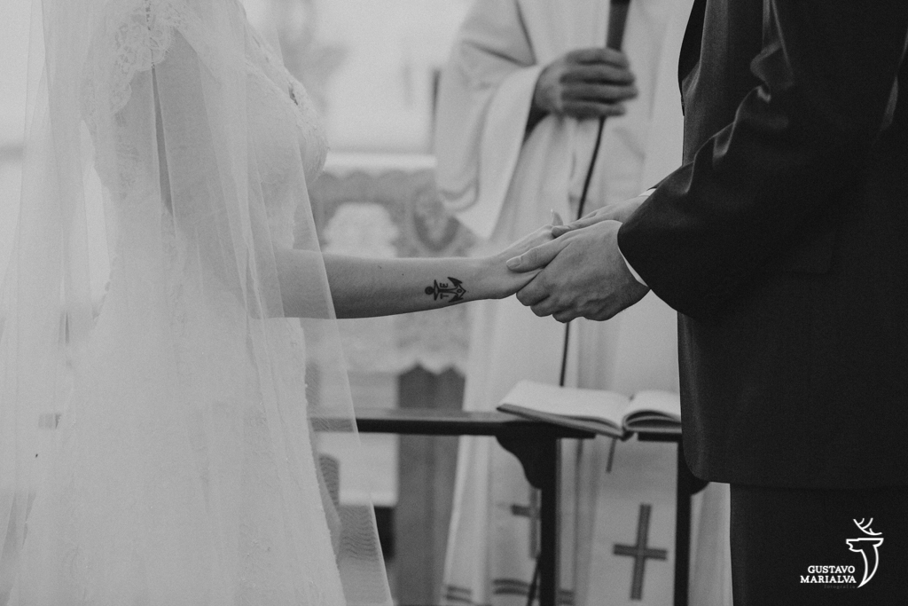 noivos segurando as mãos na cerimônia de casamento