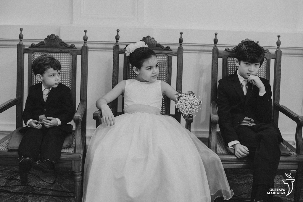 daminha e pajens brincando na cerimônia de casamento