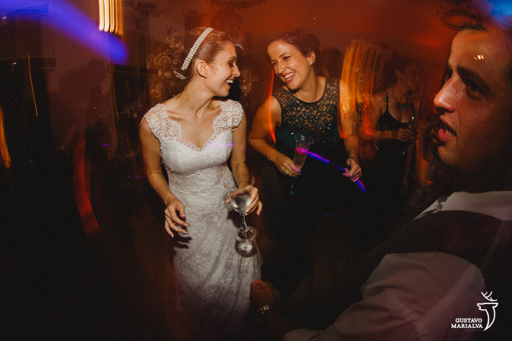 noiva dançando com amiga na festa de casamento