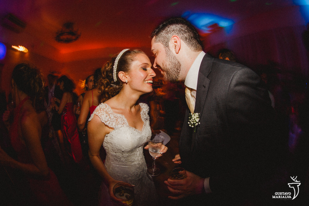 noivos emocionados na festa de casamento