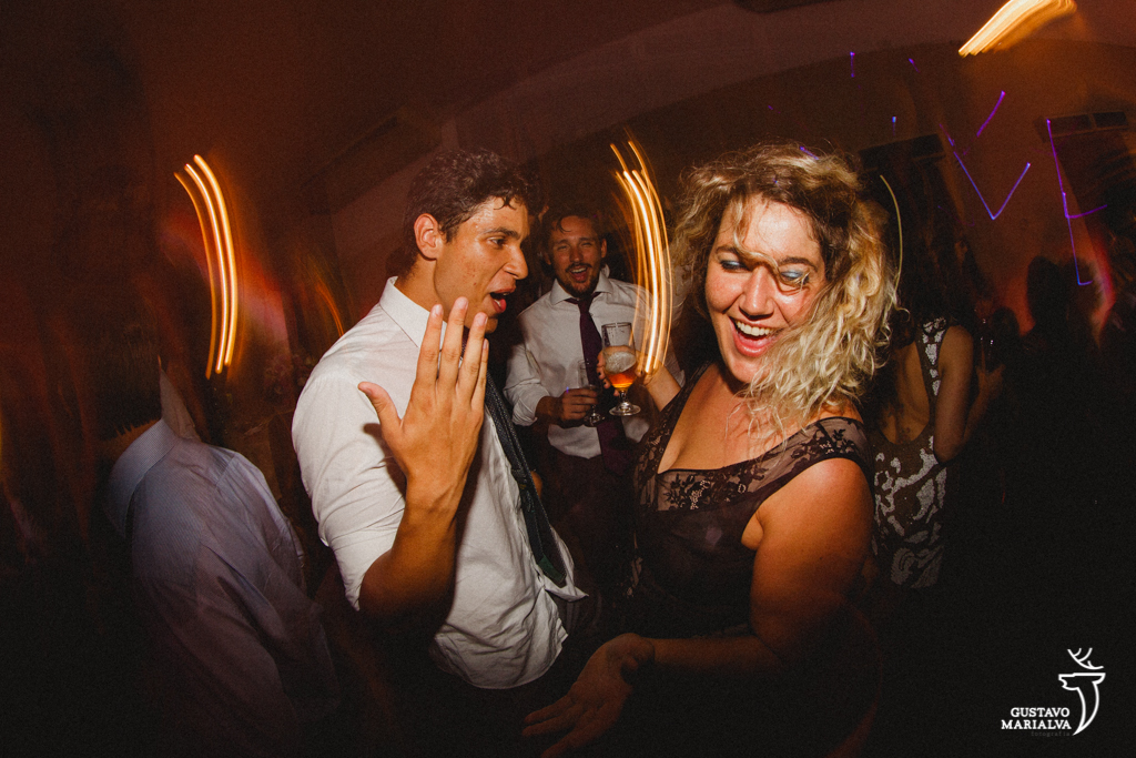 convidados dançando na festa de casamento