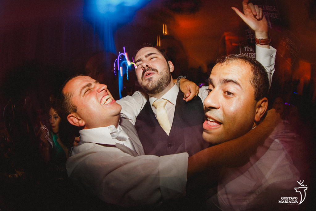 noivos e amigos gritando na festa de casamento