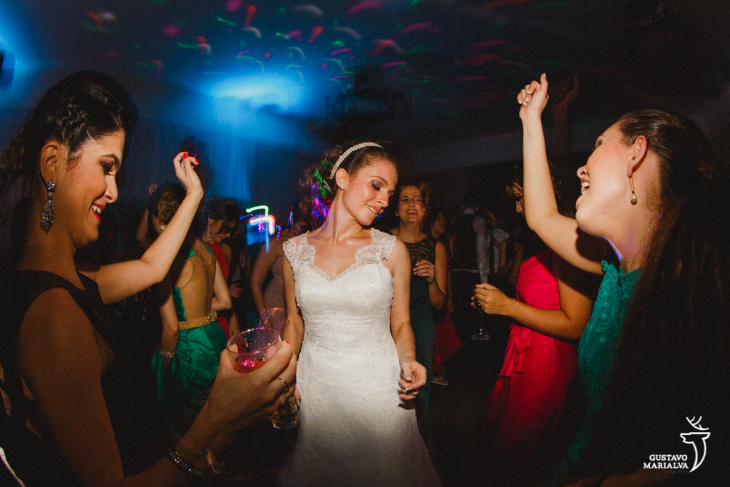 noiva dançando na festa de casamento