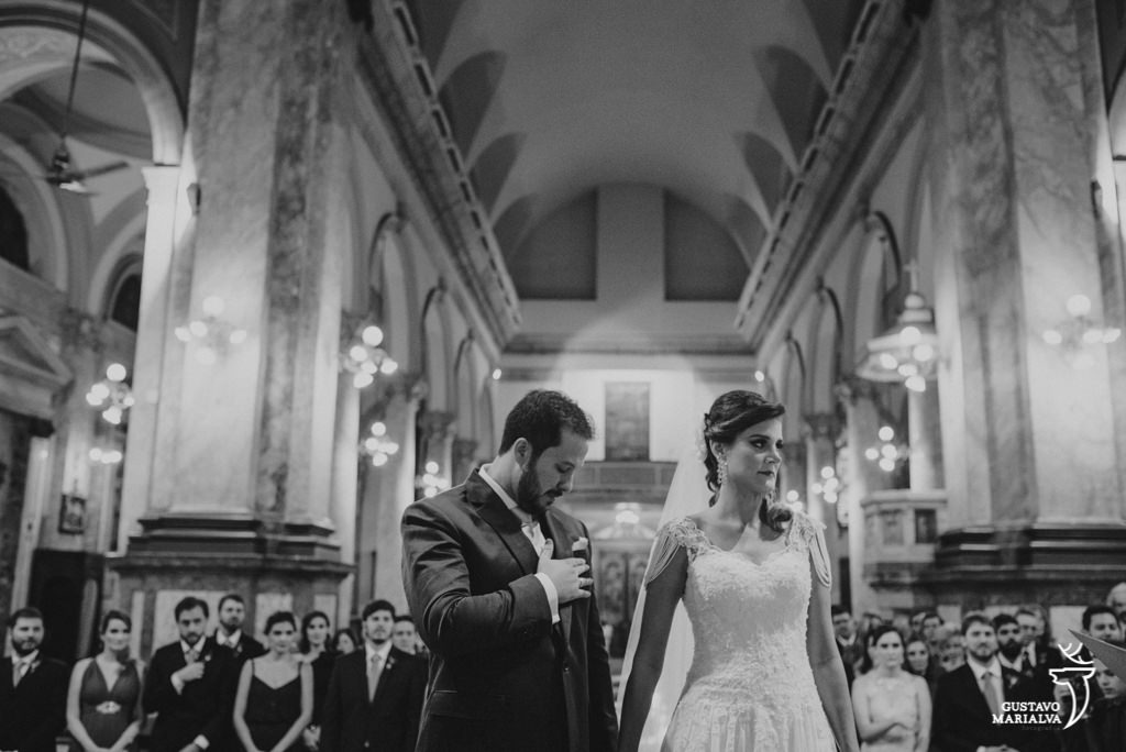 noivo emocionado com medalha da mãe na cerimônia de casamento
