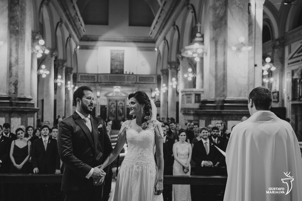 noiva sorrindo para o noivo na cerimônia de casamento