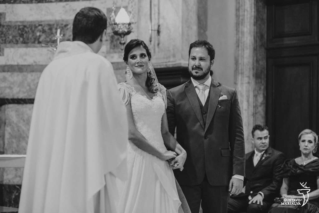 padre fazendo oração na cerimônia de casamento