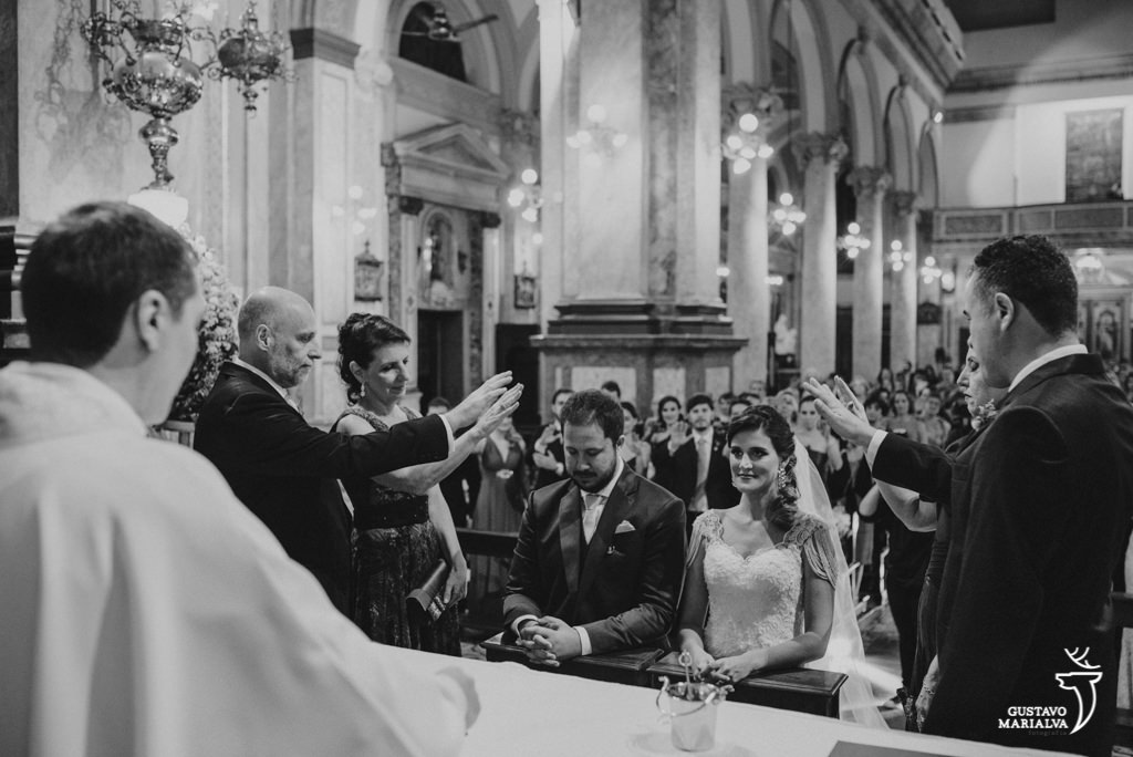 pais abençoando os noivos na cerimônia de casamento