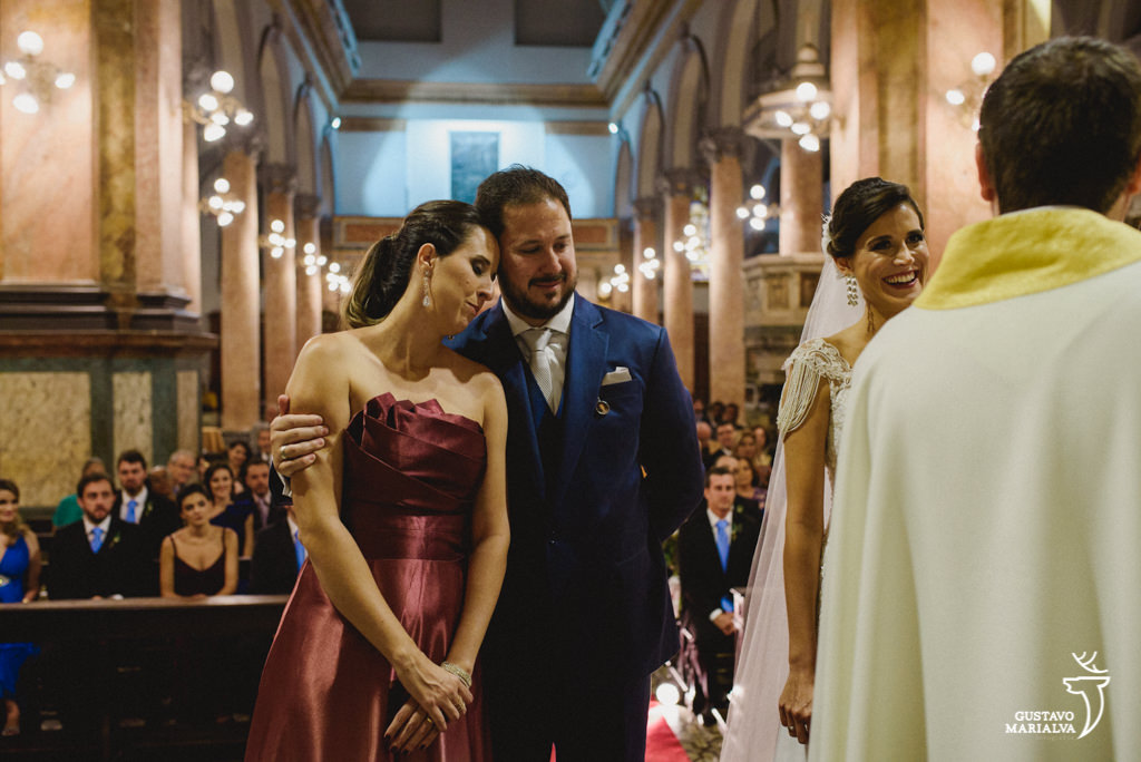 noivo abraçando a irmã na cerimônia de casamento