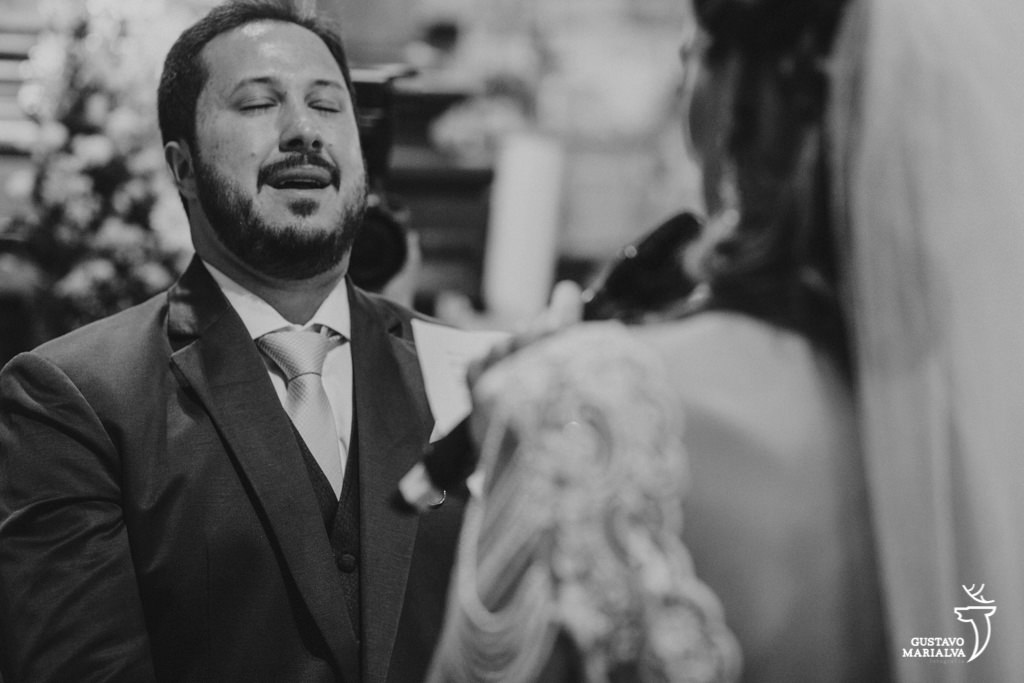 noivo chorando na cerimônia de casamento