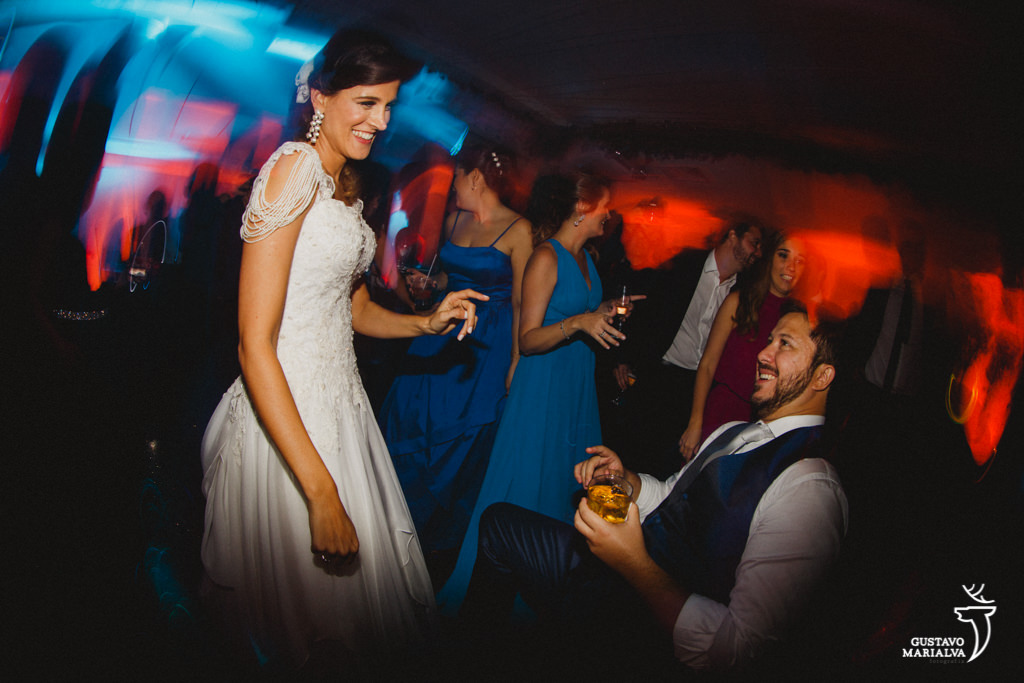 noivos dançando durante a festa de casamento