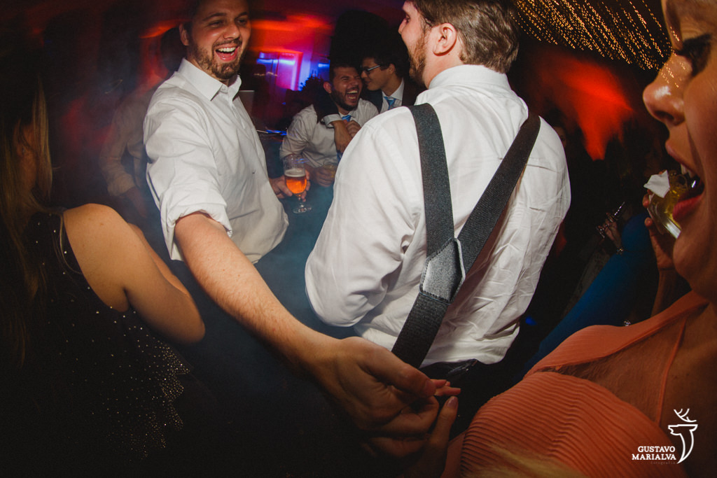 amigos brincando na festa de casamento