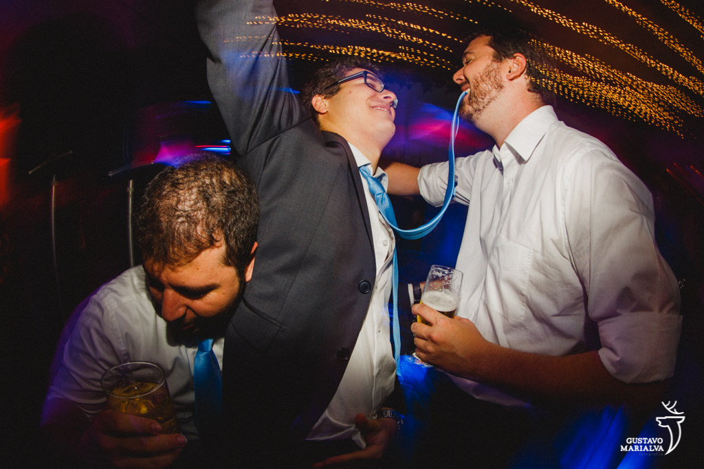 amigos brincando na festa de casamento