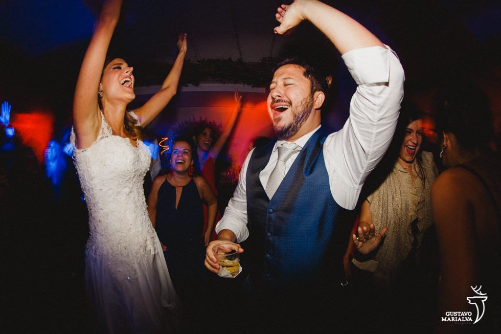 noivos dançando durante a festa de casamento