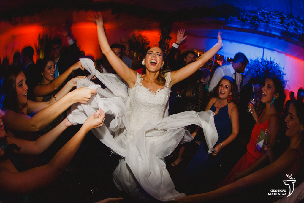 noivos dançando durante a festa de casamento