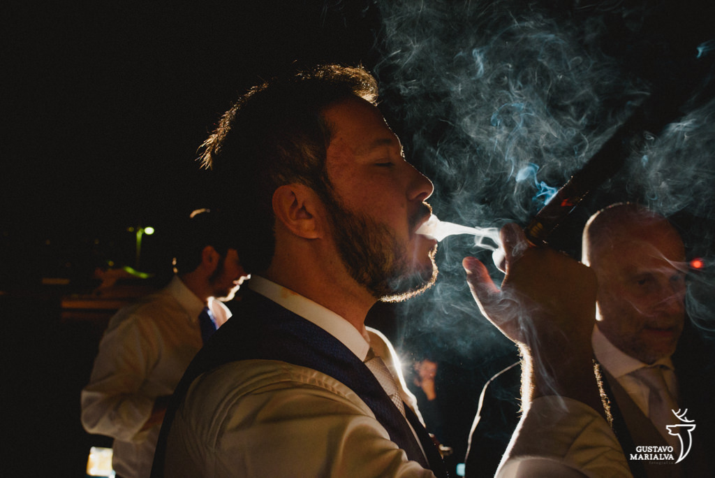 noivo e amigos fumando charuto na festa de casamento