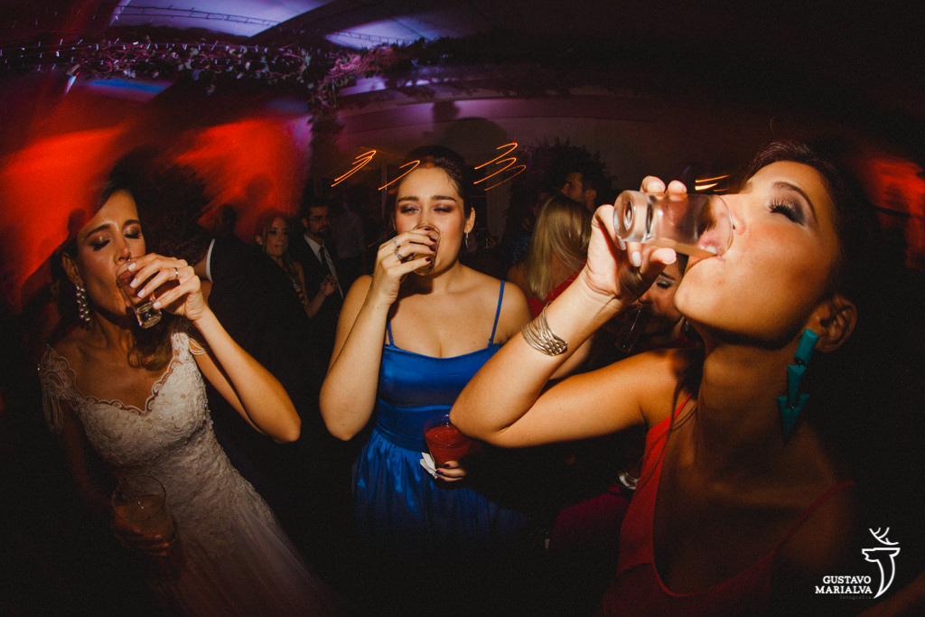noiva e amigas tomando tequila na festa de casamento
