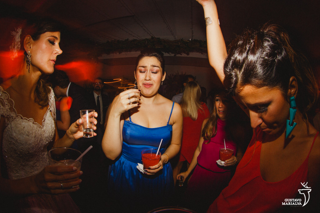 noiva e amigas tomando tequila na festa de casamento