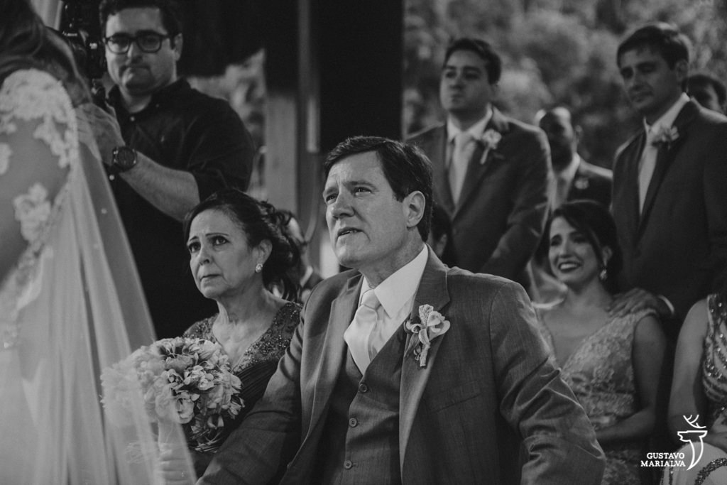 pai chorando na cerimônia de casamento