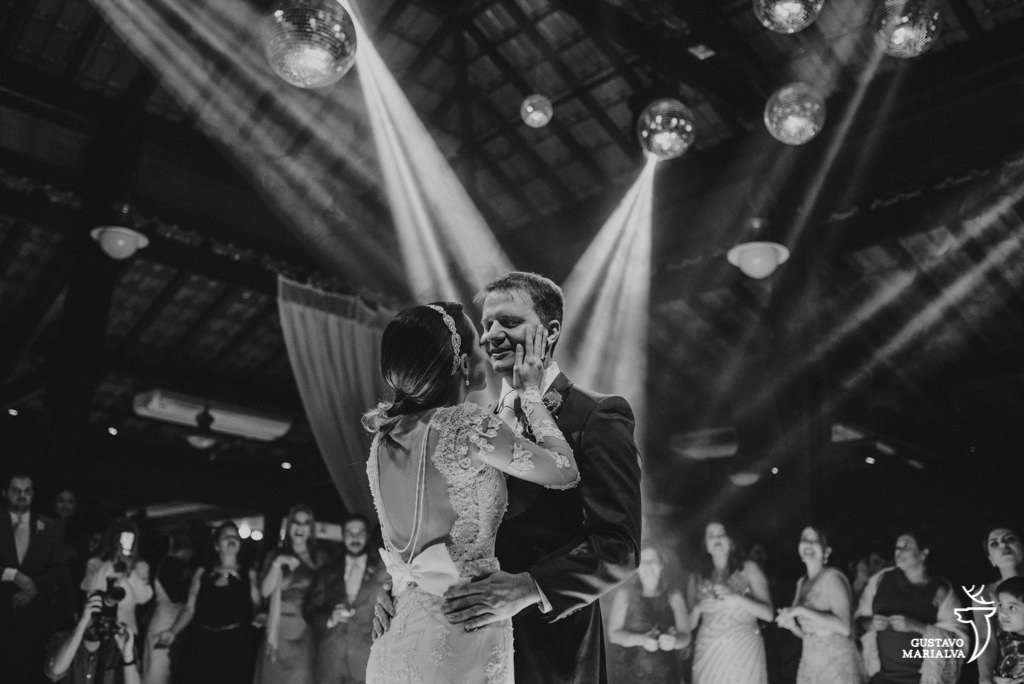 noivos dançando durante a festa de casamento