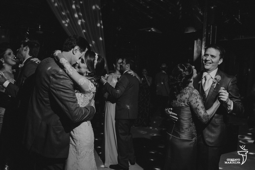 noivos dançando durante a festa de casamento