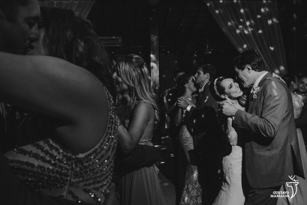 noivos dançando durante a festa de casamento