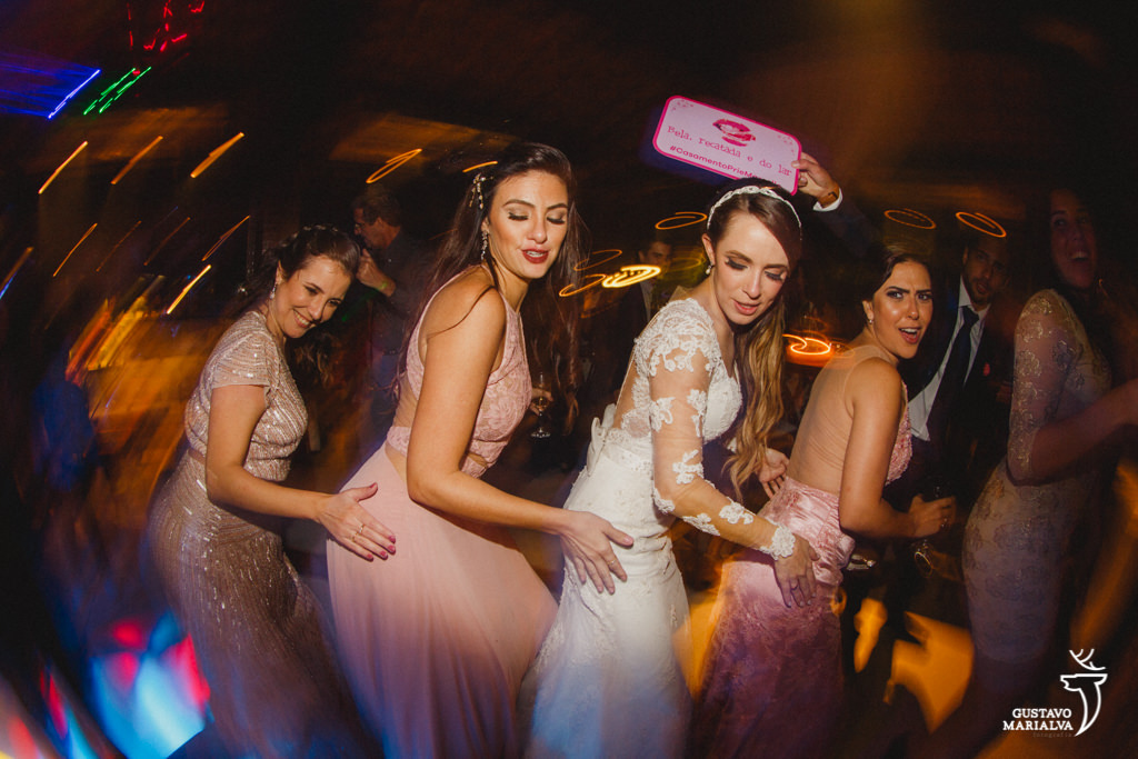 noiva e madrinhas dançando funk na festa de casamento