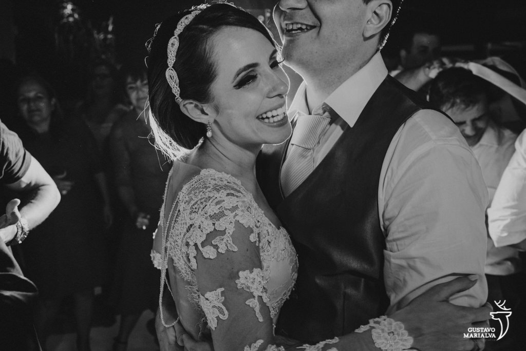 noivos dançando durante a festa de casamento