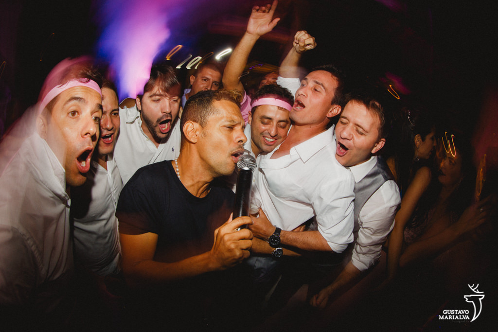 mc andinho e padrinhos cantando funk na festa de casamento