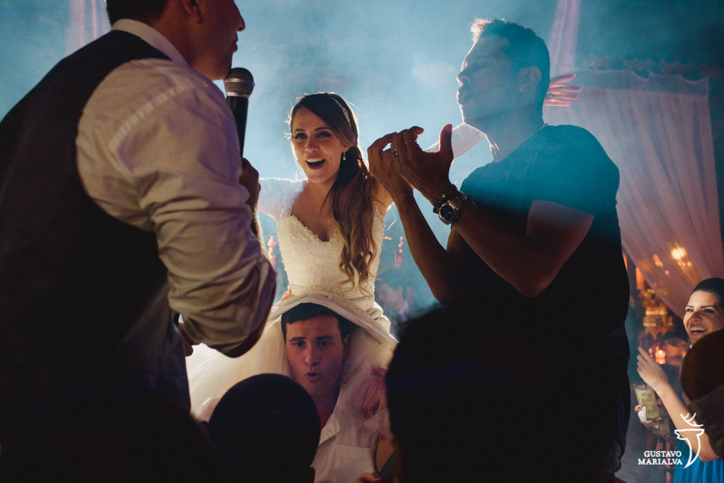 noivo cantando funk para noiva na festa de casamento