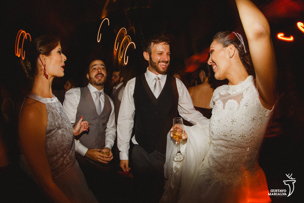 noivos dançando com amigos na festa de casamento