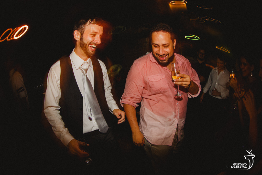 noivos dançando com amigos na festa de casamento