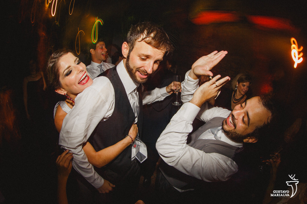 noivos dançando com amigos na festa de casamento