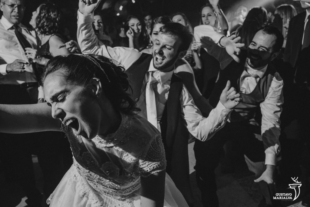 noivos dançando com amigos na festa de casamento
